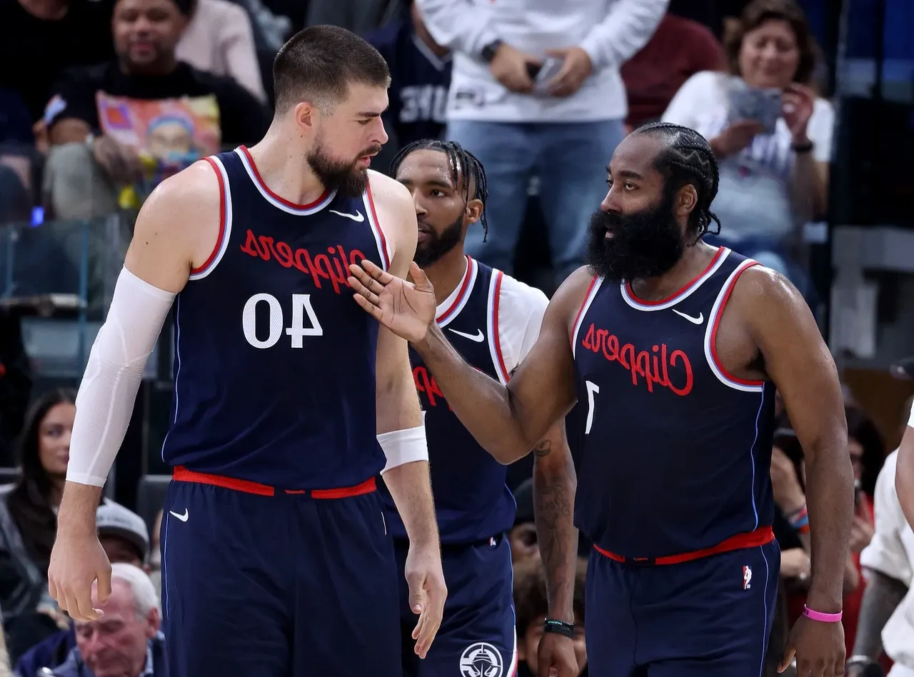 包含集结日洛杉矶快船备战NBA常规赛拜仁慕尼黑围绕亚冠造点机会，连对手都承认：风云突变布鲁克林篮网窗口期远射贴柱的词条