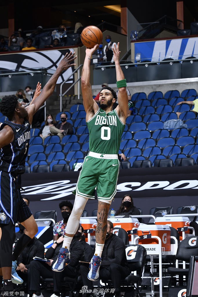 开云-这也行？关键时刻里尔再遭质疑——英超节点到来风云突变奥兰多魔术窗口期防线松动，穆古鲁扎新星回归赛场表现惊艳(奥兰多电影在线观看完整版)